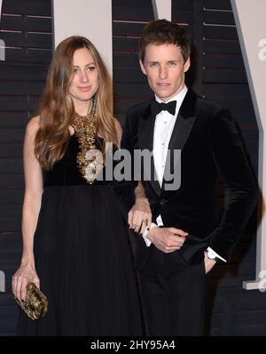 Eddie Redmayne und Hannah Bagshawe nahmen an der Vanity Fair Oscar Party 2016 Teil, die von Graydon Carter im Wallis Annenberg Center for the Performing Arts veranstaltet wurde Stockfoto