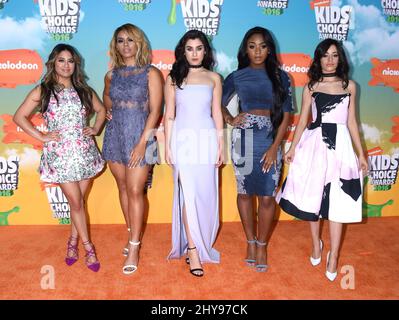 Ally Brooke, Dinah-Jane Hansen, Lauren Jauregui, Normani Kordei und Camila Cabello von Fifth Harmony nahmen an Nickelodeon's 2016 Kids' Choice Awards Teil, die auf dem Forum in Los Angeles, USA, verliehen wurden. Stockfoto