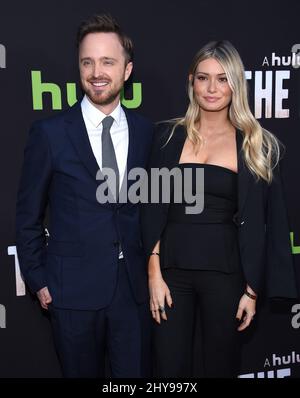 Aaron Paul & Lauren Parsekian bei Hulus „The Path“-Premiere im ArcLight Theater in Los Angeles, USA Stockfoto