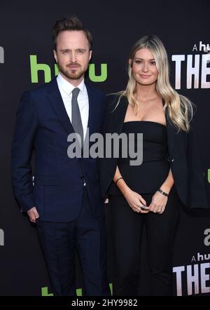 Aaron Paul & Lauren Parsekian bei Hulus „The Path“-Premiere im ArcLight Theater in Los Angeles, USA Stockfoto