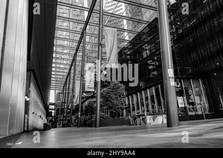 Graustufen einer Straße rund um die Stadt Melbourne Stockfoto