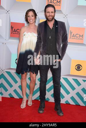 Canaan Smith & Christy Hardesty kommen am Sonntag, den 3. April 2016, bei den jährlichen Academy of Country Music Awards 51. in der MGM Grand Garden Arena in Las Vegas an. Stockfoto