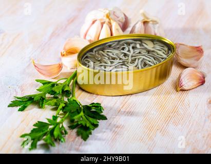 Aal mit Knoblauch in offener Dose braten Stockfoto