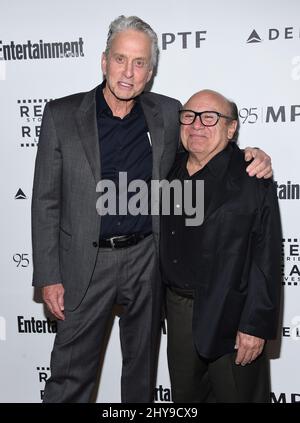 Michael Douglas & Danny DeVito kommen am Donnerstag, den 7. April 2016, auf den jährlichen Reel Stories 5., Real Lives Benefit in den Milk Studios in Los Angeles. Stockfoto