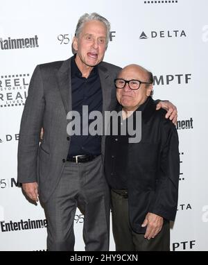 Michael Douglas und Danny DeVito kommen am Donnerstag, den 7. April 2016, bei den Annual Reel Stories 5., Real Lives Benefit in den Milk Studios in Los Angeles an. Stockfoto