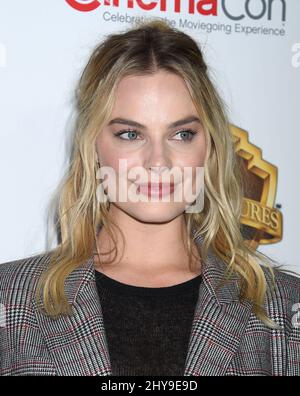 Margot Robbie besucht Warner Bros. Pictures und lädt Sie zu einer exklusiven Präsentation zum Thema „The Big Picture“ ein, die den Sommer 2016 und darüber hinaus im Kolosseum im Caesars Palace während der CinemaCon, der offiziellen Versammlung der National Association of Theatre Owners, präsentiert. Stockfoto