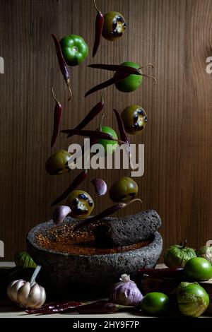 Rote Sauce aus Steinmörtel, mexikanisches Essen. Stockfoto