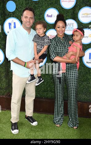 Adam Housley, Aden Housley, Tamera Mowry-Housley und Ariah Housl nehmen am Safe Kids Day in den Smashbox Studios in Culver City, Kalifornien, Teil. Stockfoto