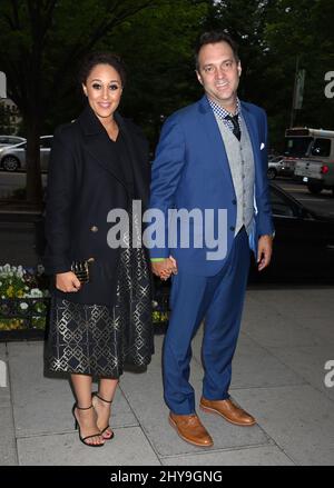 Tamera Mowry und Adam Housley nehmen an der „A-Feier des Journalismus“-Party im Washington Post Building Teil Stockfoto