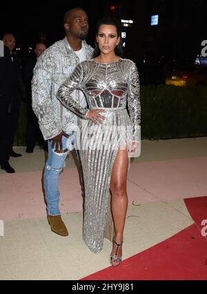 Kim Kardashian West & Kanye West beim Besuch des Costume Institute Benefit beim Met feiert die Eröffnung der Ausstellung „Manus x Machina: Fashion in an Age of Technology“ im Metropolitan Museum of Art in New York, USA. Stockfoto