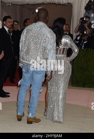 Kim Kardashian West & Kanye West beim Besuch des Costume Institute Benefit beim Met feiert die Eröffnung der Ausstellung „Manus x Machina: Fashion in an Age of Technology“ im Metropolitan Museum of Art in New York, USA. Stockfoto