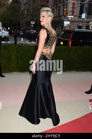 Megyn Kelly, die am Costume Institute Benefit beim Met teilnimmt, feiert die Eröffnung der Ausstellung „Manus x Machina: Fashion in an Age of Technology“ im Metropolitan Museum of Art in New York, USA. Stockfoto