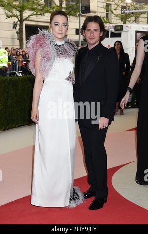 Saoirse Ronan, der am Costume Institute Benefit beim Met teilnimmt, feiert die Eröffnung der Ausstellung „Manus x Machina: Fashion in an Age of Technology“ im Metropolitan Museum of Art in New York, USA. Stockfoto