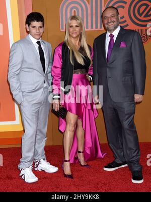 Joel Silver, Karyn Silver und Max Silver bei der Premiere von „The Nice Guys“ in Los Angeles im TCL Chinese Theatre. Stockfoto