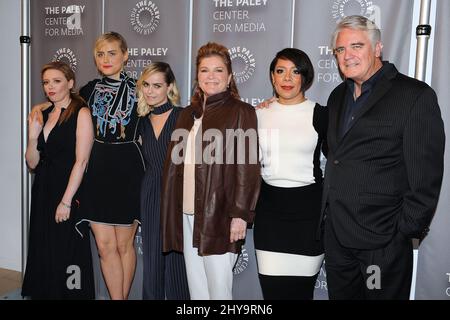 Natasha Lyonne, Taylor Schilling, Kate Mulgrew, Taryn Manning, Selenis Leyva & Michael Harney bei einem Abend mit „Orange is the New Black“ am Donnerstag, dem 26. Mai 2016, im Paley Center in Beverly Hills, Kalifornien. Stockfoto