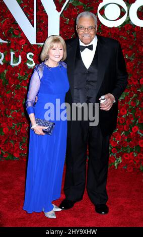 James Earl Jones und Cecilia Hart kommen zu den jährlichen Tony Awards 70., die am 12. Juni 2016 im Beacon Theatre in New York stattfinden. Stockfoto