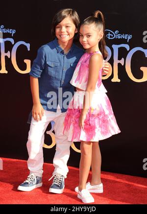 Malachi Barton, Ariana Greenblatt bei der Premiere von „The BFG“ in Los Angeles. Stockfoto