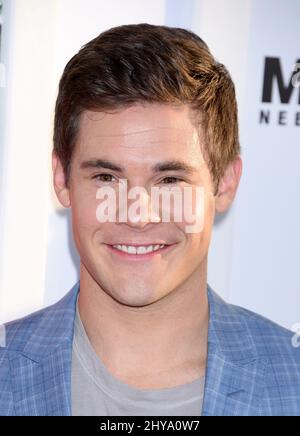 Adam Devine kommt zu einer Fanvorführung von „Mike und Dave Need Wedding Dates“ im Cinerama Dome, Hollwood, Los Angeles, am 29. 2016. Juni. Stockfoto