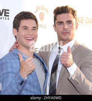 Adam Devine und Zac Efron kommen zu einer Fanvorführung von „Mike und Dave Need Wedding Dates“, die im Juni 29. 2016 im Cinerama Dome, Hollwood, Los Angeles, stattfand. Stockfoto