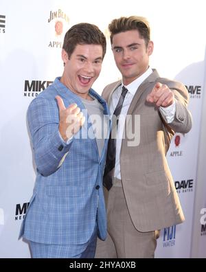 Adam Devine und Zac Efron kommen zu einer Fanvorführung von „Mike und Dave Need Wedding Dates“, die im Juni 29. 2016 im Cinerama Dome, Hollwood, Los Angeles, stattfand. Stockfoto