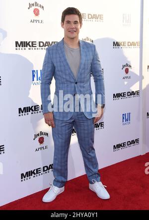 Adam Devine kommt zu einer Fanvorführung von „Mike und Dave Need Wedding Dates“ im Cinerama Dome, Hollwood, Los Angeles, am 29. 2016. Juni. Stockfoto