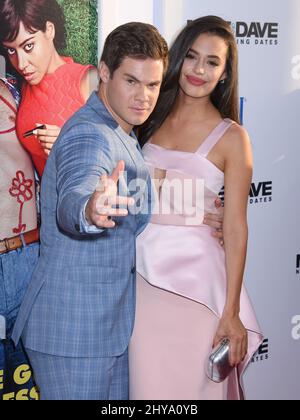 Adam Devine und Chloe Bridges kommen zu einer Fanvorstellung von „Mike und Dave brauchen Hochzeitstermine“ an, die im Juni 29. 2016 im Cinerama Dome, Hollwood, Los Angeles, stattfand. Stockfoto