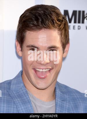 Adam Devine kommt zu einer Fanvorführung von „Mike und Dave Need Wedding Dates“ im Cinerama Dome, Hollwood, Los Angeles, am 29. 2016. Juni. Stockfoto