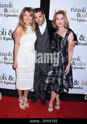 Sasha Alexander, Jordan Bridges und Sharon Lawrence nehmen an der Rizzoli & Isles 100. Episode Party in Cicada Teil Stockfoto