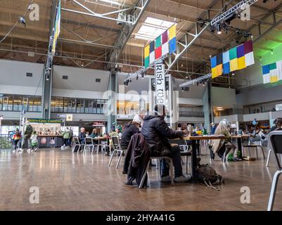 Seattle, WA USA - circa März 2022: Menschen genießen das Seattle Irish Week Festival in der Armory Food and Event Hall. Stockfoto