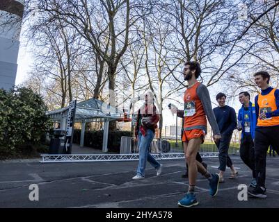 Seattle, WA USA - ca. März 2022: Blick auf die Teilnehmer des St. Patrick's Day Dash nach dem Rennen. Stockfoto