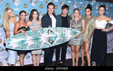 Sasha Pieterse, Janel Parrish, Lucy Hale, Tyler Blackburn, Ashley Benson, Shay Mitchell und Troian Bellisario im Presseraum bei den Teen Choice Awards 2016, die im Forum abgehalten wurden Stockfoto