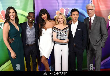 D'Arcy Carden, William Jackson Harper, Jameela Jamil, Kristen Bell, Manny Jacinto und Ted Danson NBC Universal TCA Summer Press Tour 2016 im Beverly Hilton Hotel Stockfoto