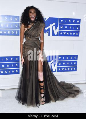 Winnie Harlow bei der Ankunft für die MTV Video Music Awards 2016, Madison Square Garden, New York, 28.. August 2016. Stockfoto