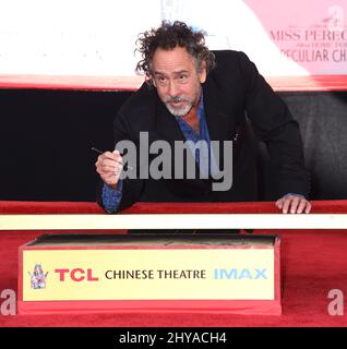 Tim Burton bei der Hand- und Fußabdruck-Zeremonie von Tim Burtons im TCL Chinese Theatre Imax Hollywood am Donnerstag, den 8. September 2016, in Los Angeles. Stockfoto