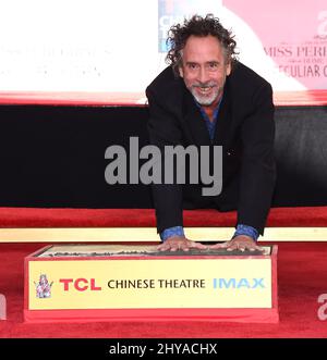 Tim Burton bei der Hand- und Fußabdruck-Zeremonie von Tim Burtons im TCL Chinese Theatre Imax Hollywood am Donnerstag, den 8. September 2016, in Los Angeles. Stockfoto