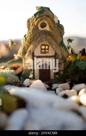 Nahaufnahme einer Statue eines märchenhaften Gartenhauses Stockfoto