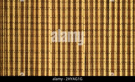 Gewebte Textur aus braun und hellbraun kombiniert Sticks mit einer vertikalen Anordnung Studio Foto Stockfoto