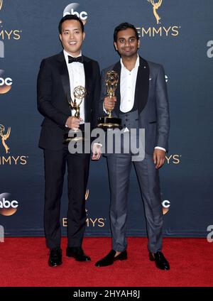 Alan Yang und Aziz Ansari im Presseraum bei den Primetime Emmy Awards 68. am Sonntag, September. 18, 2016, im Microsoft Theater in Los Angeles. Stockfoto