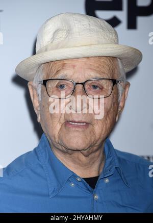 Norman Lear nimmt an der „America Divided“-Premiere in Los Angeles Teil, die im Hammer Museum Billy Wilder Theatre stattfand Stockfoto