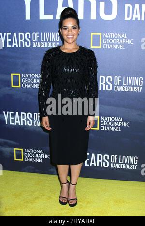 America Ferrera nimmt an der Premiere von „Years of Living Dangerously“ des National Geographic Channel am Mittwoch, den 21. September 2016, im American Museum of Natural History in New York Teil. Stockfoto