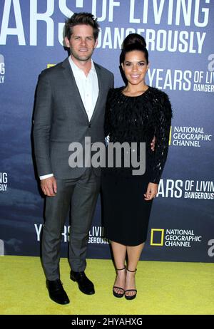 America Ferrera und Ryan Piers Williams nehmen an der Premiere von „Years of Living Dangerously“ des National Geographic Channel am Mittwoch, den 21. September 2016, im American Museum of Natural History in New York Teil. Stockfoto