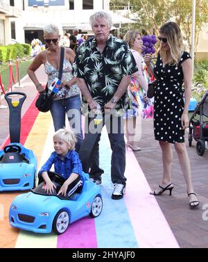 Gary Busey, Steffanie Sampson und Luke Busey nehmen an der Step2 & Favored.zur Zeit an der jährlichen Red Carpet Safety Event 5. in den Sony Pictures Studios in Los Angeles, USA, Teil. Stockfoto