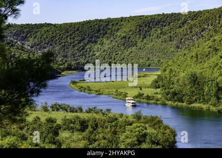 Luftaufnahme eines gewundenen ruhigen Flusses, der durch den dichten Wald im Krka-Nationalpark fließt Stockfoto
