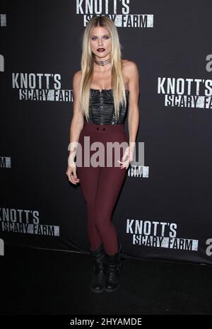 Annalynne McCord bei der Ankunft für Knott's Scary Farm's Black Carpet Event 2016, das im September 30. 2016 auf Knott's Berry Farm, Los Angeles, stattfand. Stockfoto