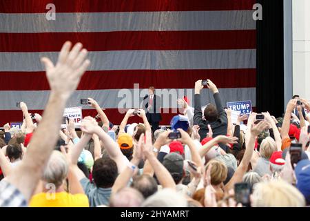 Donald Trump Unterstützer der republikanische Präsidentschaftskandidat Donald Trump spricht bei einer Kundgebung im Henderson Pavilion an seine Anhänger Stockfoto