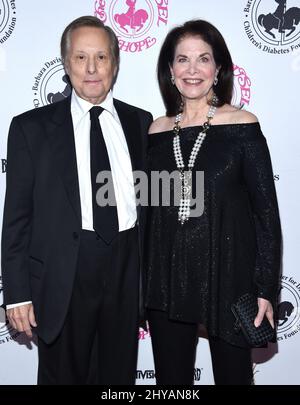 William Friedkin und Sherry Lansing nahmen am Carousel of Hope 2016 im Beverly Hilton Hotel in Los Angeles, Kalifornien, Teil. Stockfoto