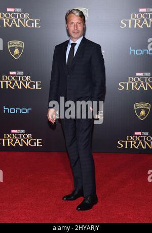 Mads Mikkelsen nimmt an der Premiere von „Doctor Strange“ von Disney und Marvel Studios im El Capitan Theatre am 20. Oktober 2016 in Los Angeles, CA, USA, Teil. Stockfoto