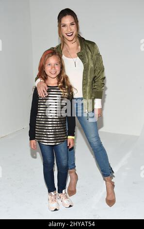 Allison Holker und Weslie Fowler nehmen am jährlichen Familienfestival „Zeit für Helden“ der Elizabeth Glaser Pediatric AIDS Foundation 27. in den Smashbox Studios Teil. Stockfoto