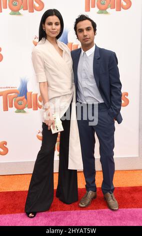 Kunal Nayyar und Neha Kapur bei der Premiere von Trolls in Los Angeles Stockfoto