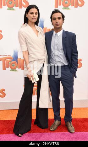 Kunal Nayyar und Neha Kapur bei der Premiere von Trolls in Los Angeles Stockfoto